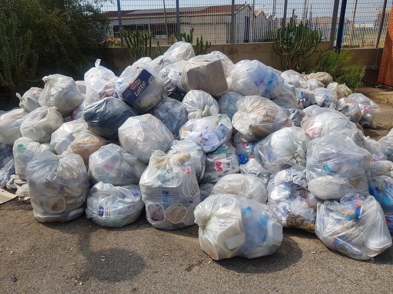 Monastir, cumuli di rifiuti accanto agli alloggi dei migranti positivi al Covid: “Allarme igienico sanitario”