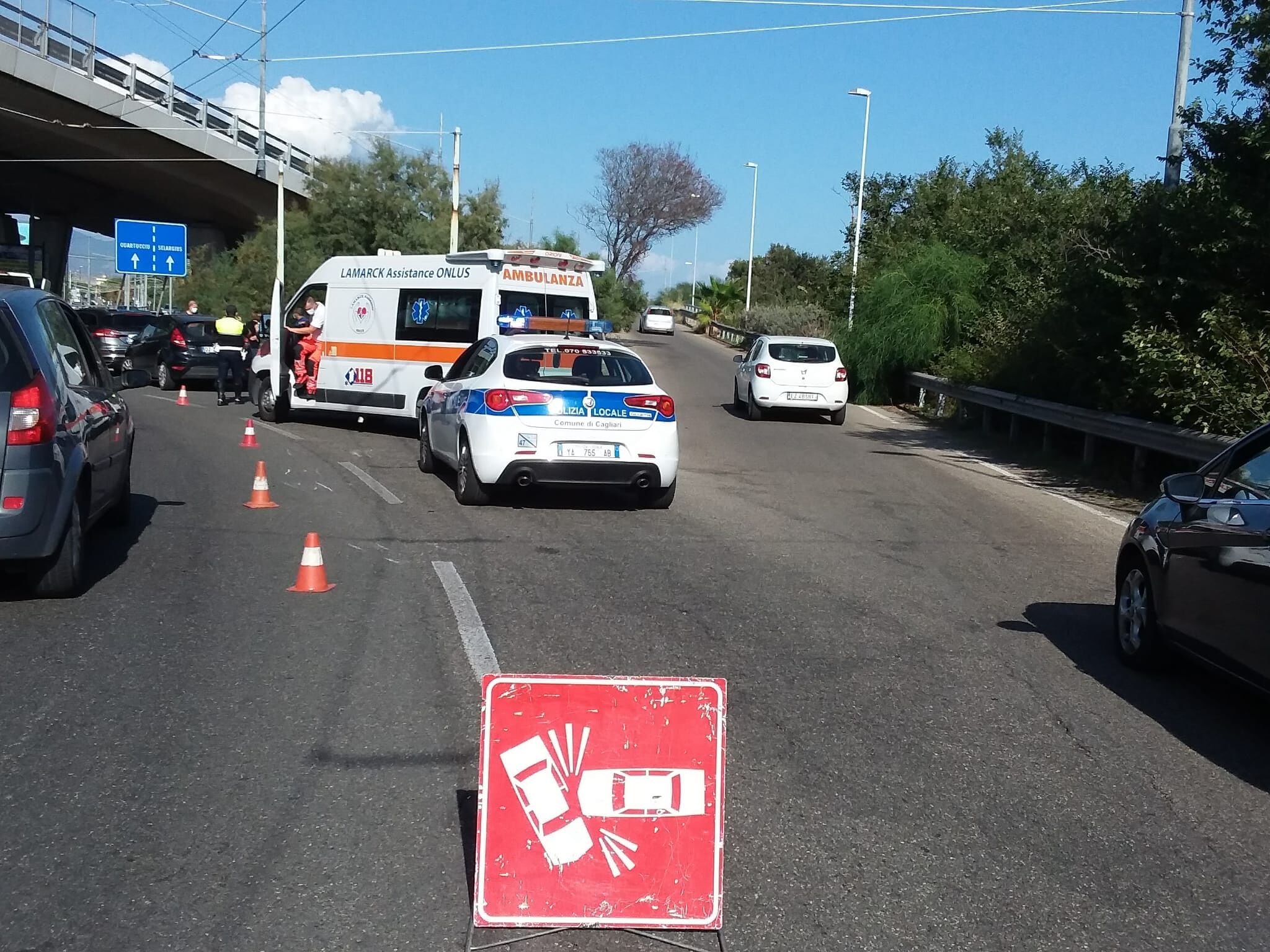 Cagliari, auto contro scooter nella rotatoria di Is Pontis Paris: ferito un centauro