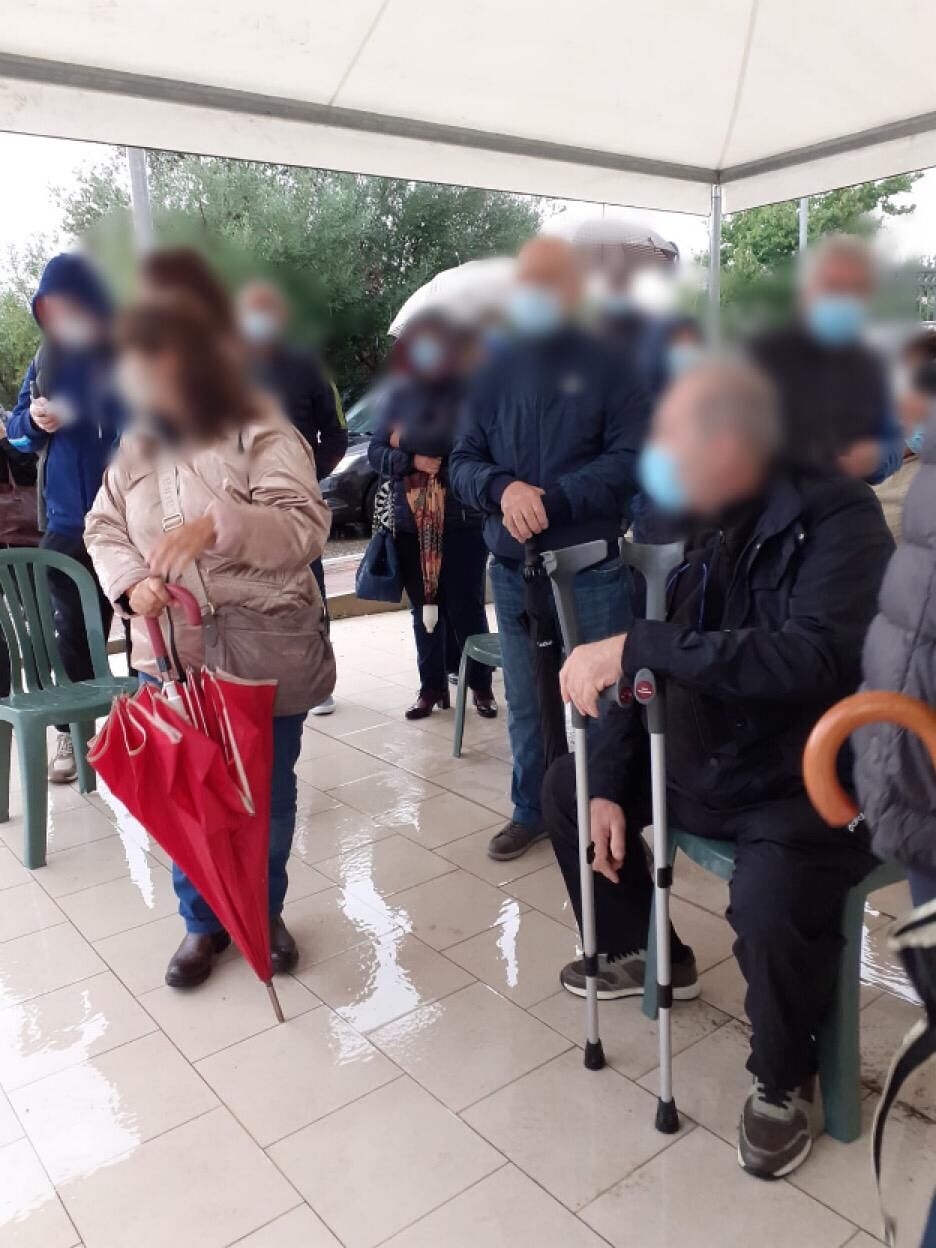 “Sassari: tutti in fila per i tamponi sotto la pioggia, inevitabili assembramenti”