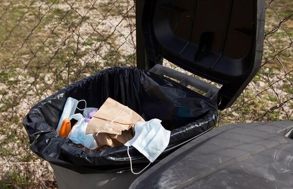 Rifiuti dei malati Covid, nuove regole in Sardegna: “Stop raccolta differenziata, mascherine e guanti dentro una busta”