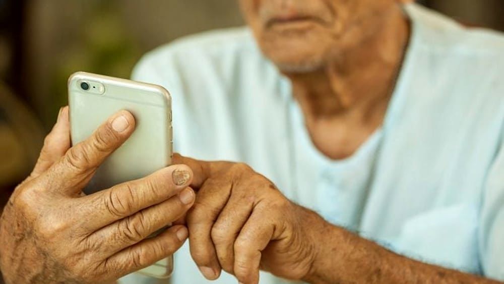 Cagliari, telefona per una multa e si sente male: 69enne “salvato” al telefono da una poliziotta