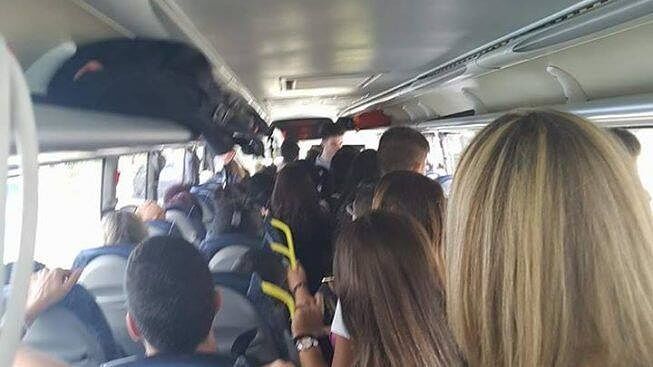 “Pochi bus Arst, studenti in piedi e pigiati come sardine senza distanziamento”