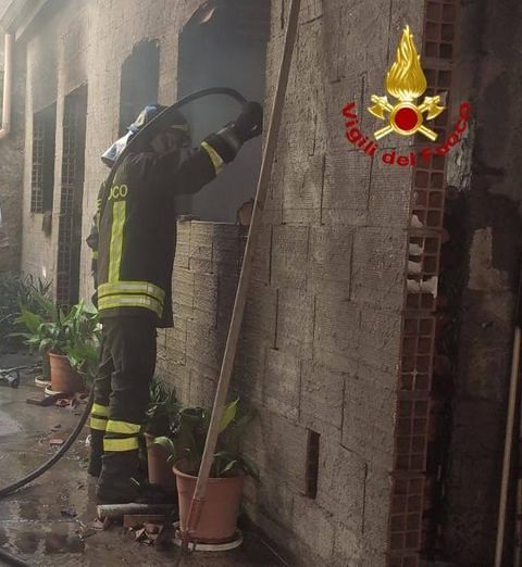 Arbus, fuoco e paura dentro un’abitazione con la cucina in fiamme: vigili del fuoco e carabinieri sul posto