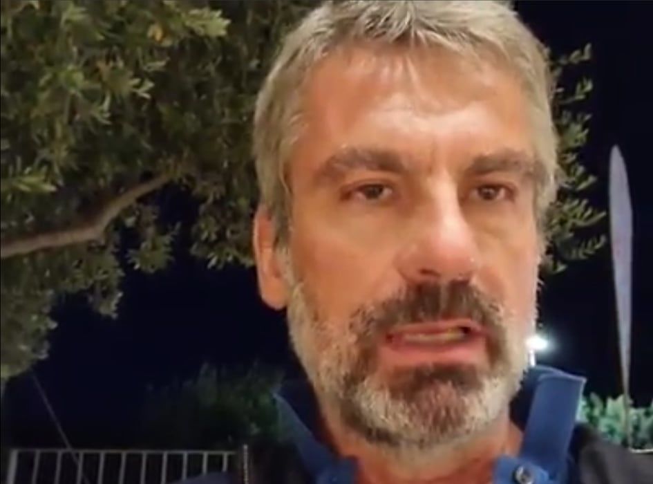 Chia, lettera con minacce a Bertolotti: “Ti bruciamo barca, ristorante e stabilimento”