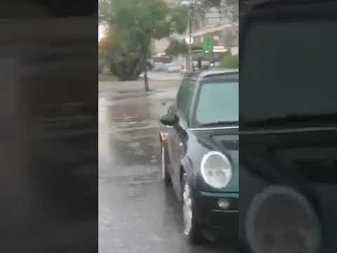 Cagliari, lo sfogo di una donna sotto la pioggia nella città allagata: “Guarda sindacooo, questa non è prevenzione” (VIDEO)