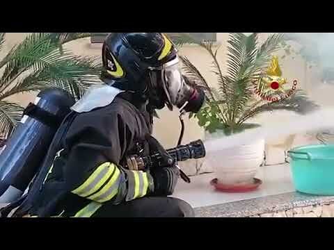 Casa in fiamme a Decimomannu, pomeriggio di paura: i vigili del fuoco mettono in sicurezza le bombole (VIDEO)