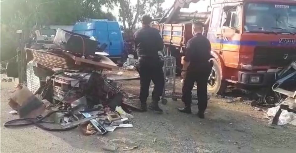 Discarica di rifiuti pericolosi costruita nel campo nomadi di Carbonia, scattano le denunce