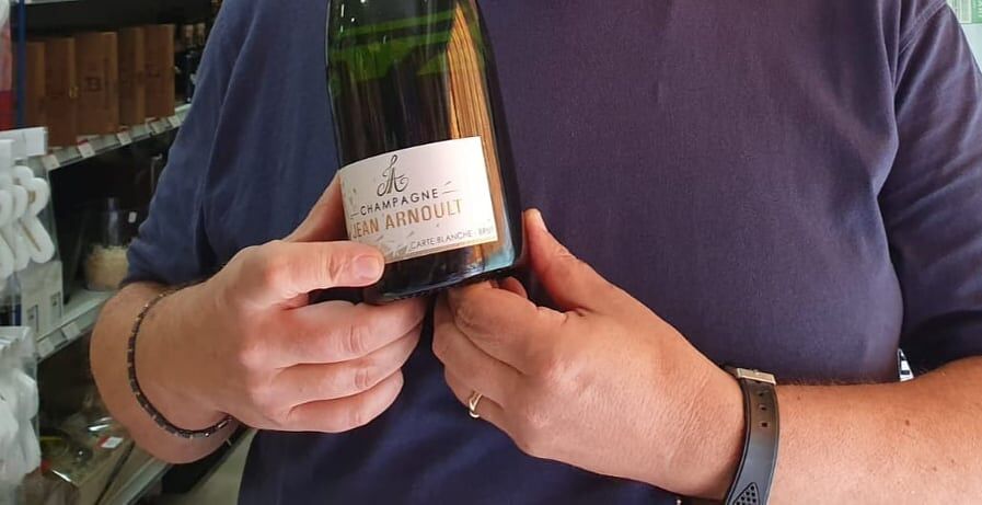 Sinnai, la truffa dello champagne: “Cento euro persi per un finto ordine di pizze”