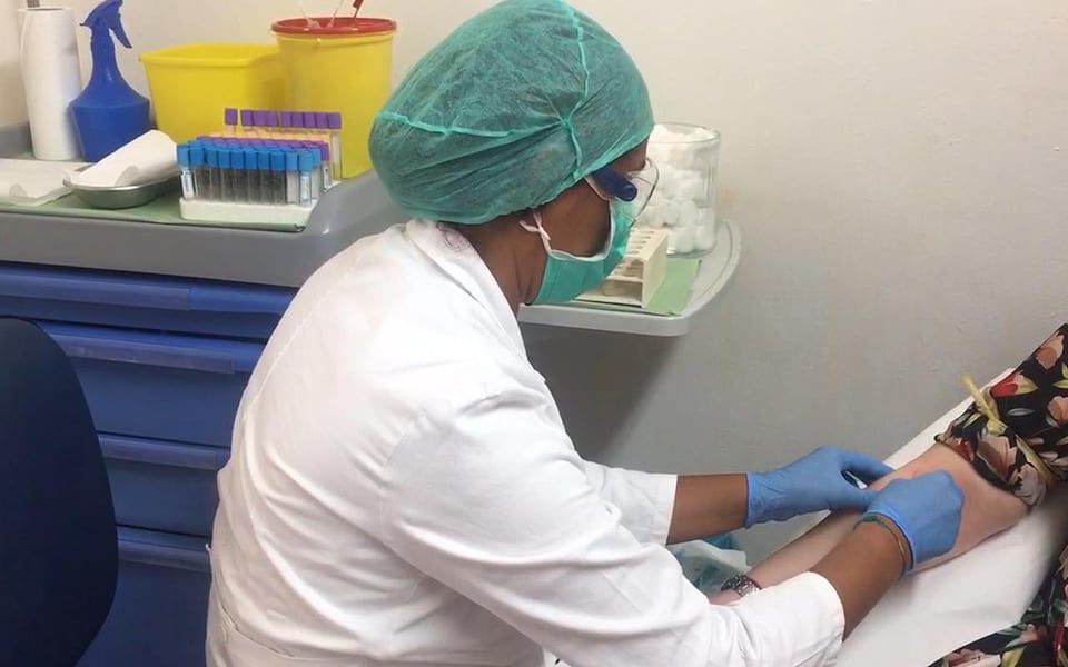 Cagliari, 1700 tamponi al personale di San Giovanni di Dio e Policlinico: “Solo lo 0,3 positivo al Covid”