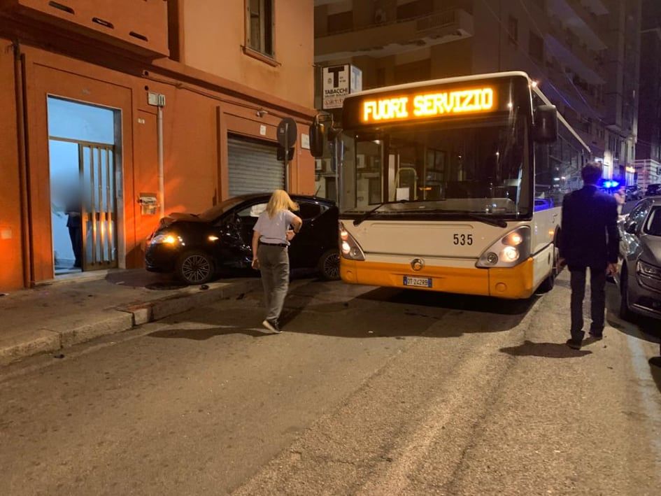 Cagliari, si scontra col bus dopo lo stop e finisce contro un portone: paura in via Tiziano