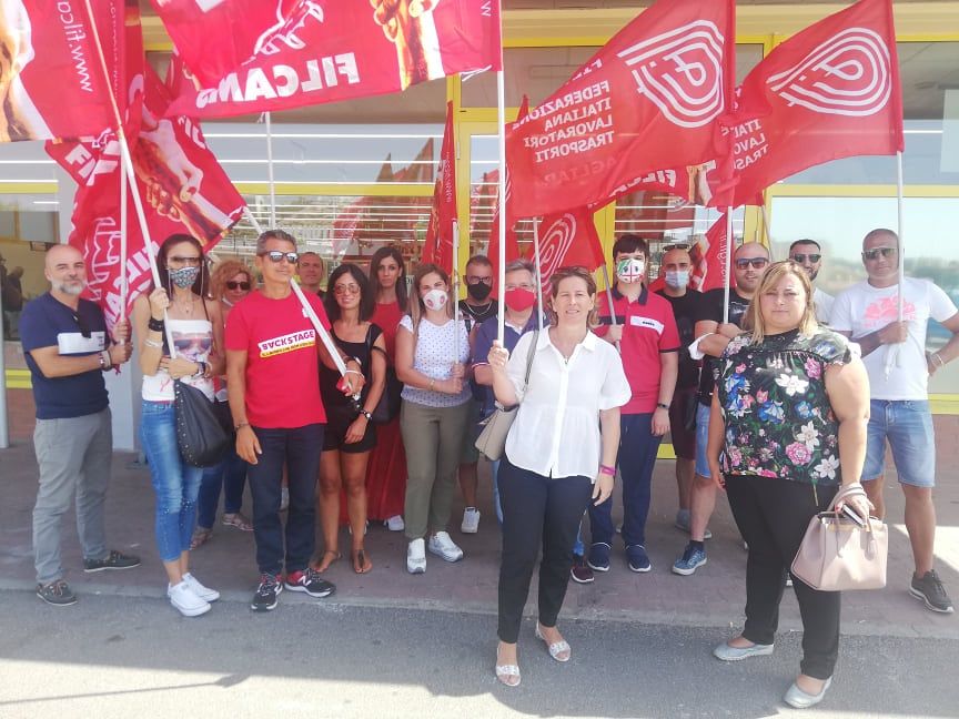 Cagliari, il dramma degli scaffalisti dell’Eurospin: “Senza stipendio e cassa integrazione”