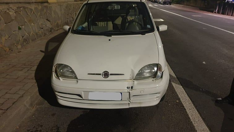 Cagliari, sfreccia con l’auto in via Cadello e scappa dopo aver distrutto cartelli stradali: 38enne multata