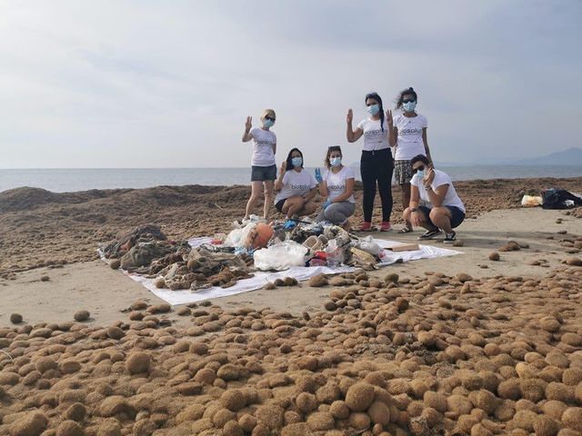 Giorgino, sotto la paglia marina arde il fuoco: volontari in azione per ripulire la spiaggia