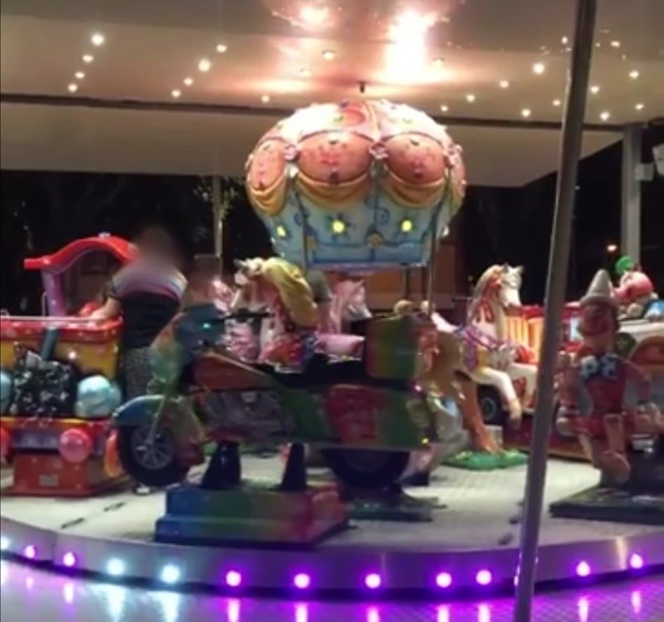 Cagliari, primi giri per la nuova giostrina in piazza Giovanni: “Bimbi in festa dopo il lockdown”