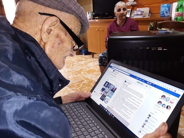 Ziu Armando Marci, 101 compleanni: da Perdasdefogu con passione, il super nonno che ama i social e i bambini