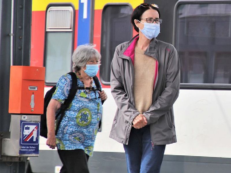 Mascherine obbligatorie tutto il giorno in Sardegna, c’è l’ordinanza: multe per chi sgarra