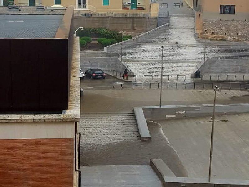 Il nubifragio danneggia l’archivio e la biblioteca, Mem di Cagliari sbarrata