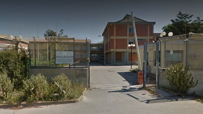 Risse, ferimenti e caos al centro migranti di Monastir: “E’ un focolaio gestito male”