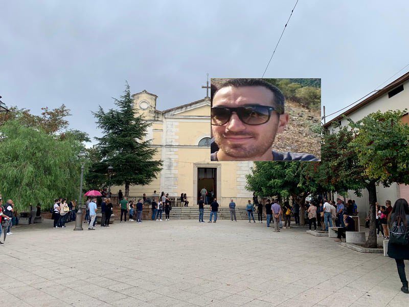 Palloncini bianchi e il corteo dei colleghi autisti, Villacidro in lacrime saluta Michele Murgia