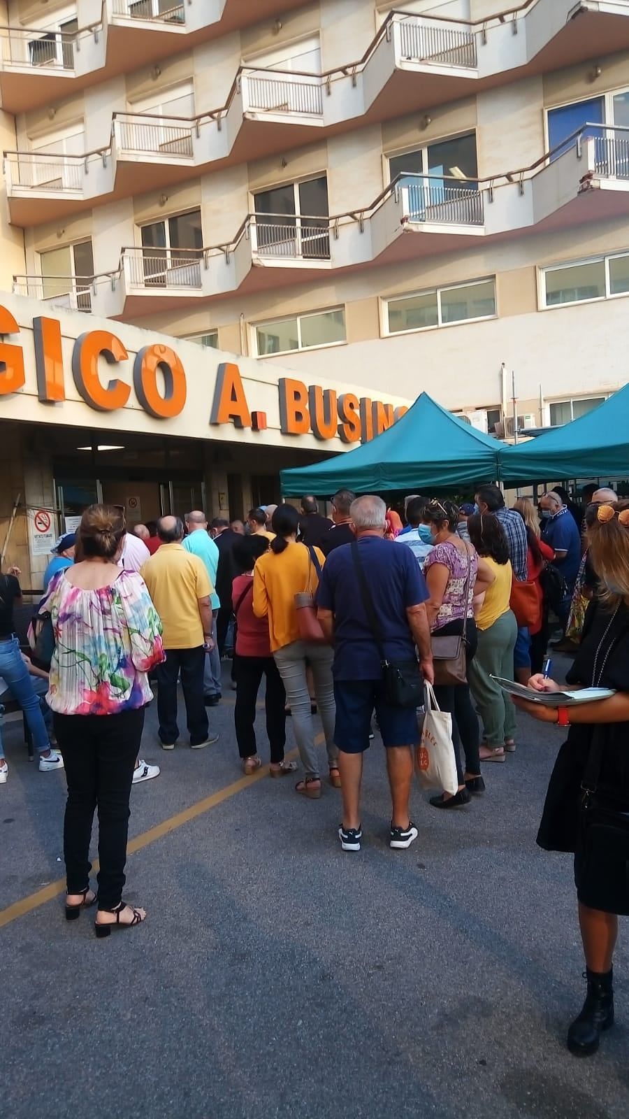 Cagliari, l’Oncologico “scoppia”: “Oggi 714 pazienti in fila contro i 200 di media, colpa delle visite pregresse per il Covid”