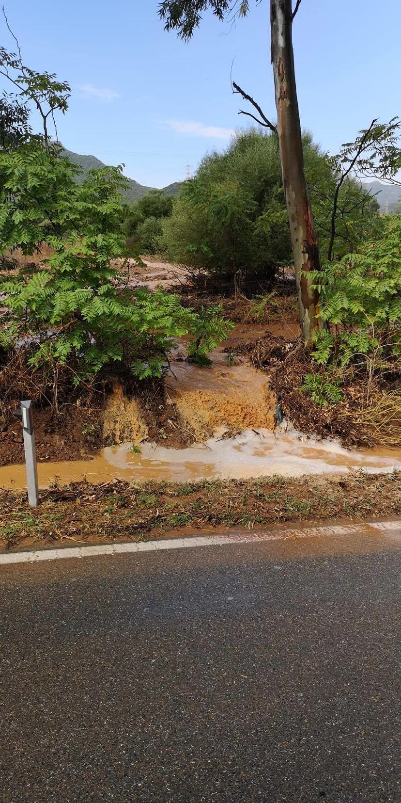 Sarroch, una cascata d’acqua a Villa d’Orri verso la statale: “Strade inondate”