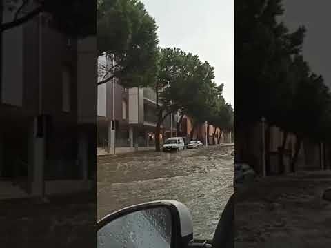 Pirri, ore 15,30: Rosaria intrappolata nell’auto mentre via Italia diventa un fiume in piena (VIDEO)