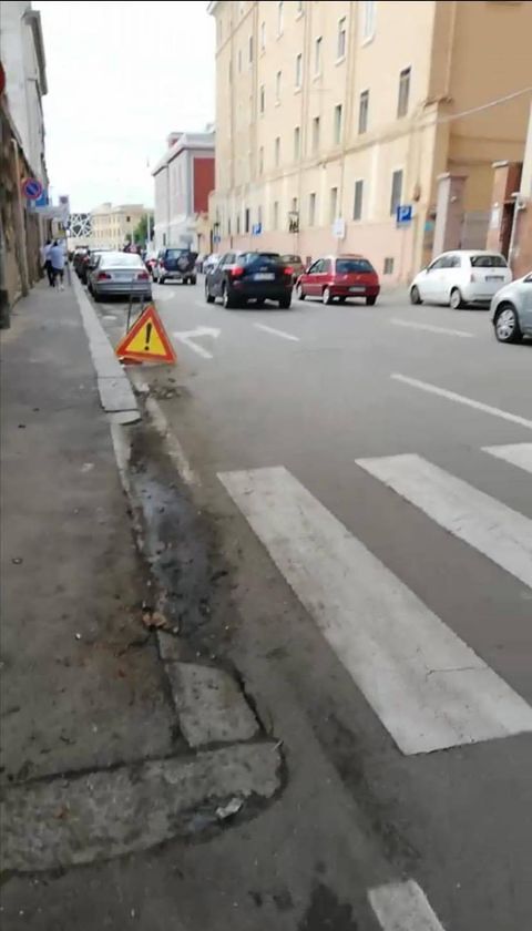 Cagliari, la rabbia in viale La Playa: “Strada ancora sporca, ci proteggiamo dal virus ma il fango resta lì?”
