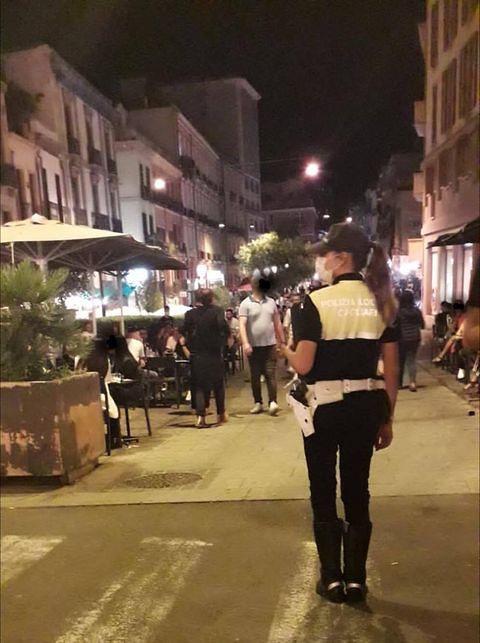Cagliari, maxi multa a un locale nel centro storico per l’alcol vietato: 500 euro nel cuore della movida