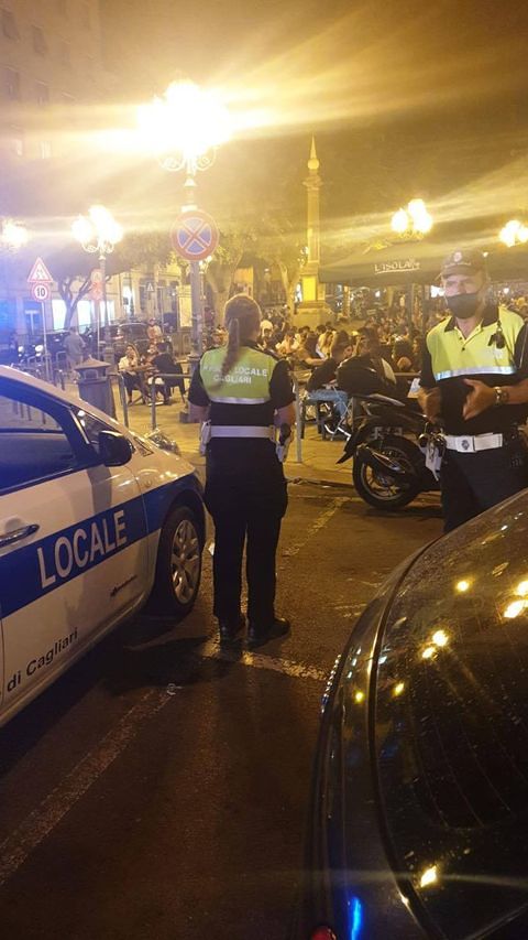 Cagliari, tre camerieri senza mascherina tra Marina e Stampace: scattano maxi multe da 400 euro