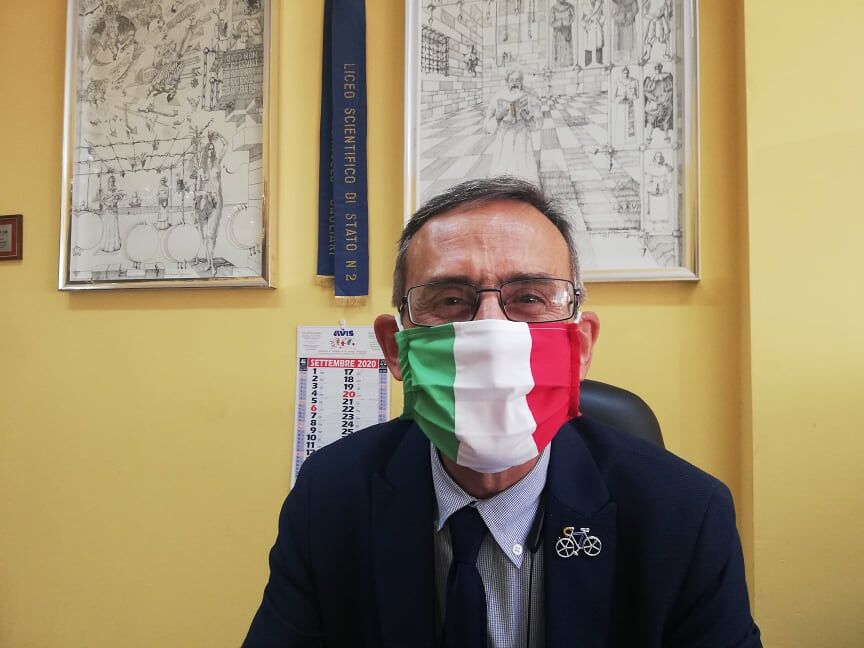 Cagliari, “al liceo Michelangelo molti prof vogliono le visiere in plexiglass: aspettiamo i banchi monoposto”