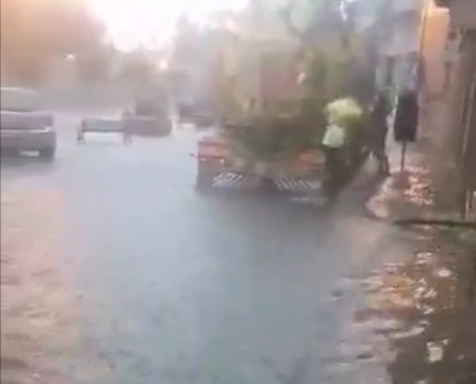 “Maltempo folle, in via Eligio Porcu a Quartu acqua sino alle gambe anche sopra i marciapiedi”: IL VIDEO