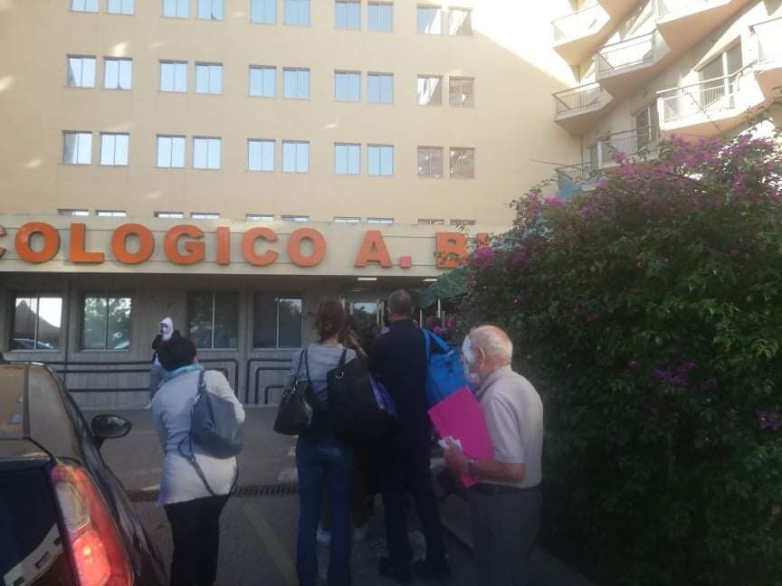 Cagliari, le attese snervanti all’Oncologico: “Anche 9 ore prima di rivedere i nostri cari”