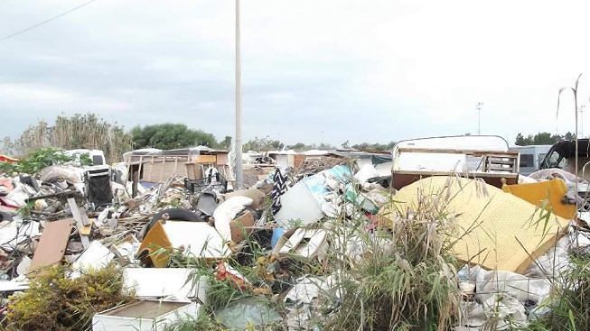 Cagliari, allarme al campo nomadi di via San Paolo: roghi tossici e montagne di rifiuti pericolosi