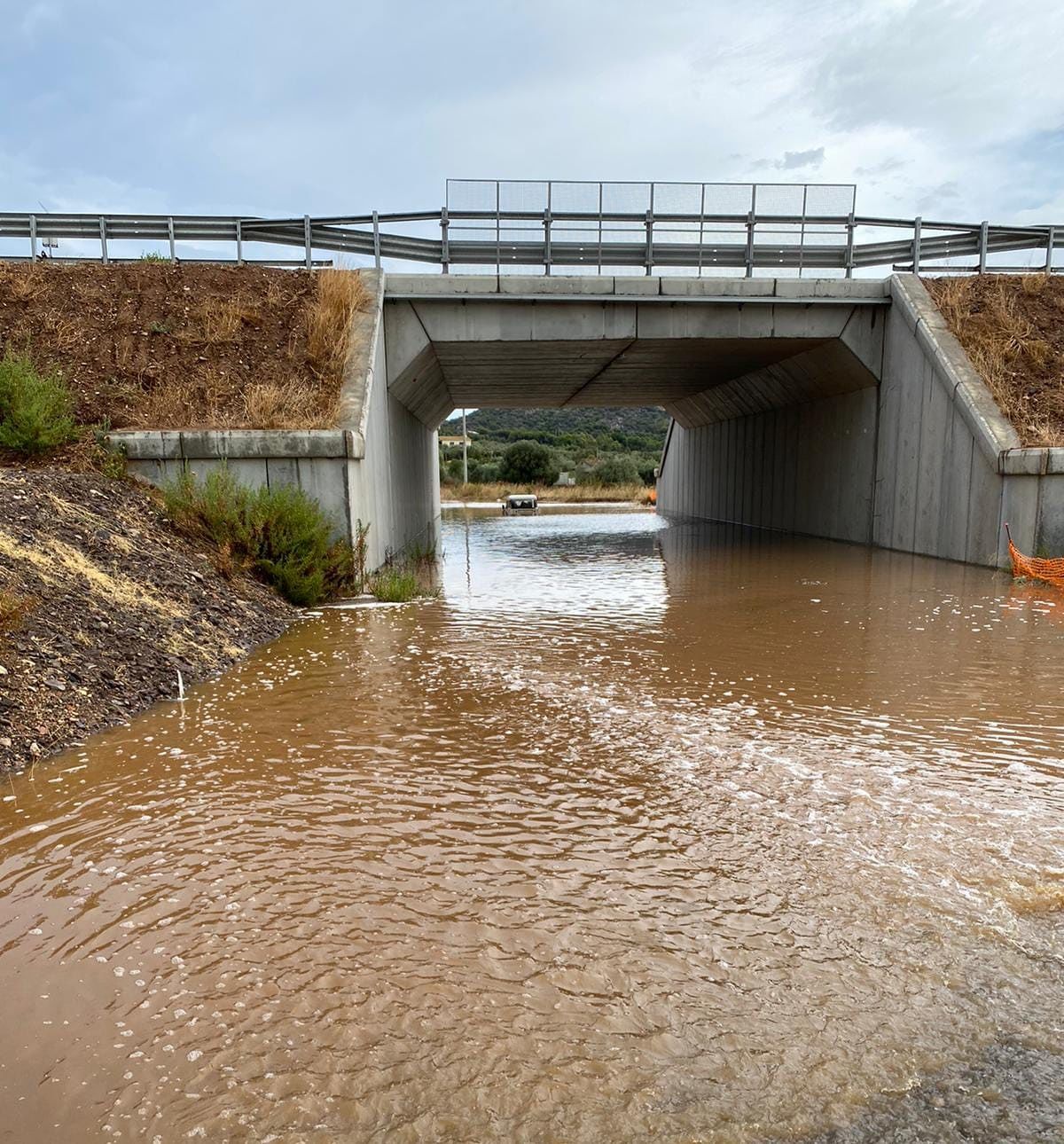 Sarroch tagliata in due dal sottopasso allagato: “La misura è colma, esposto a Regione e Prefettura: viabilità distrutta”