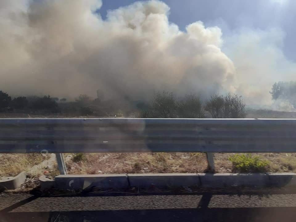 Vasto incendio a Serrenti, fiamme nelle campagne: il fumo invade la Ss 131