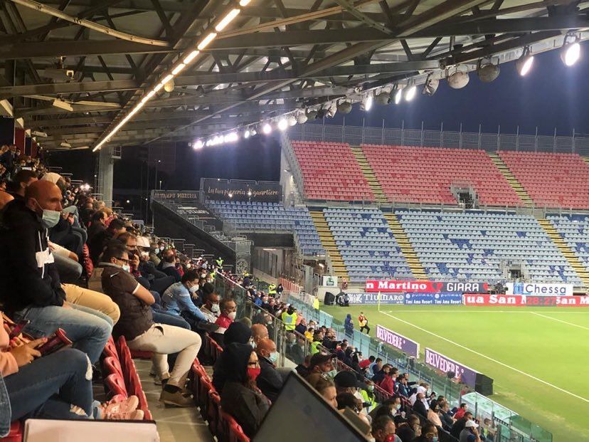 Cagliari-Lazio, il gran tifo dei mille rossoblù scatenati sugli spalti con le mascherine: “Vai Marinetto!”