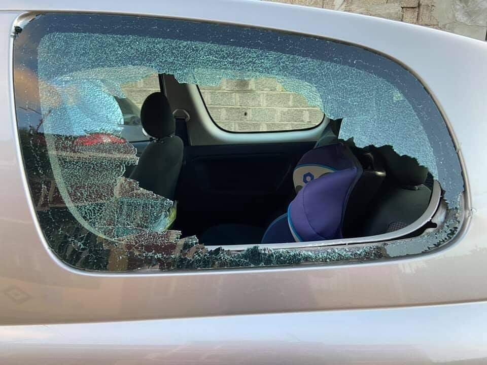 Assemini, “un ragazzo in monopattino ha invaso la corsia e mi spaccato il vetro dell’auto: aiutatemi a trovarlo”