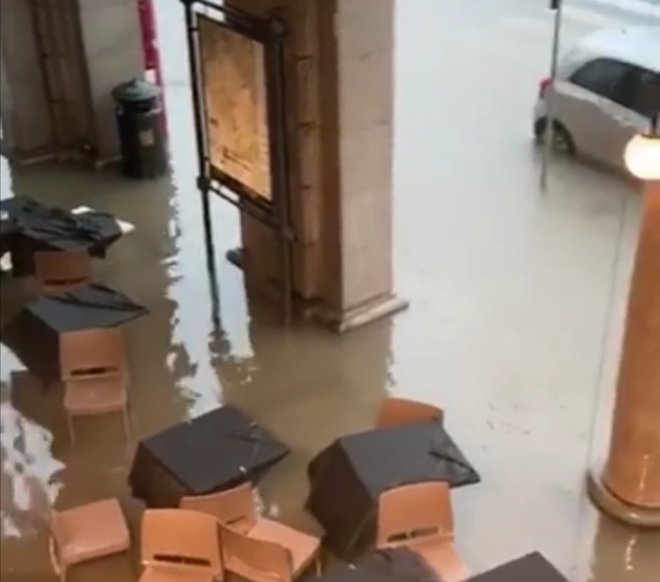 Cagliari, tavolini “galleggianti” sotto i portici di via Roma: “Il momento giusto per scavare il tunnel…”