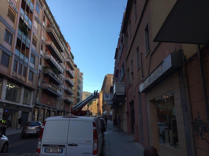 Cagliari, paura in via Alghero: piovono pezzi di cornicione da un palazzo