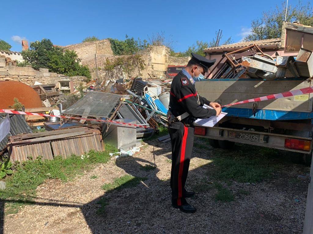 Riempie una casa colonica di rifiuti ingombranti, “svuotacantine” denunciato a Villanovafranca