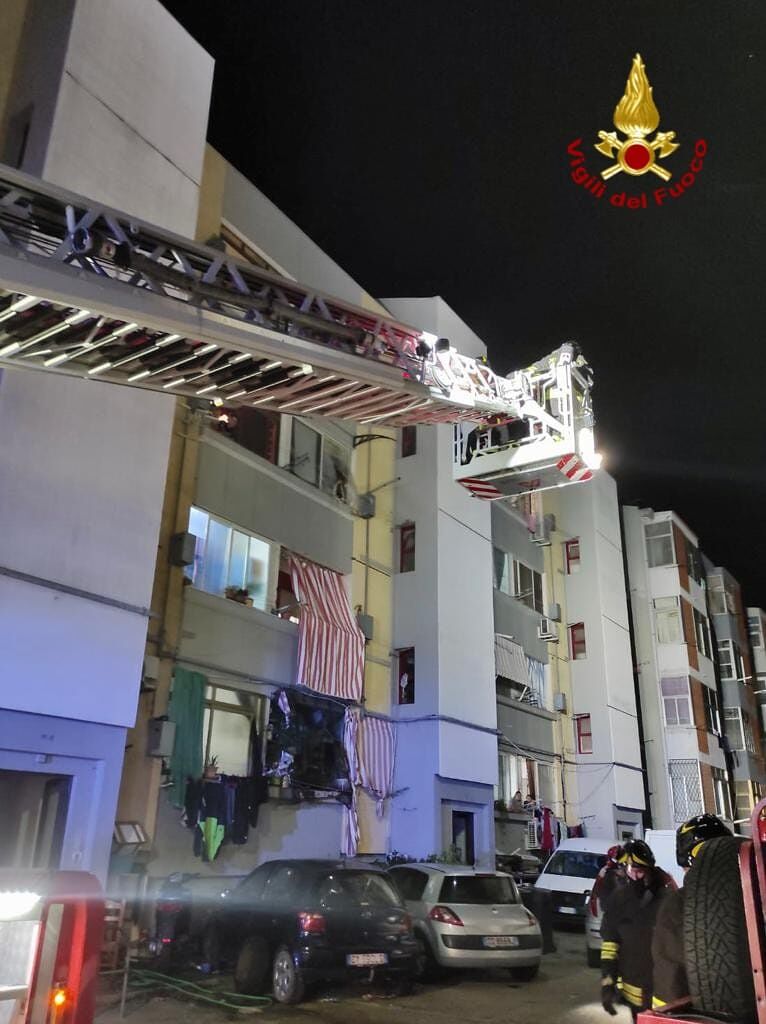 Paura nella notte a Cagliari, incendio in via Timavo: evacuata un’intera palazzina