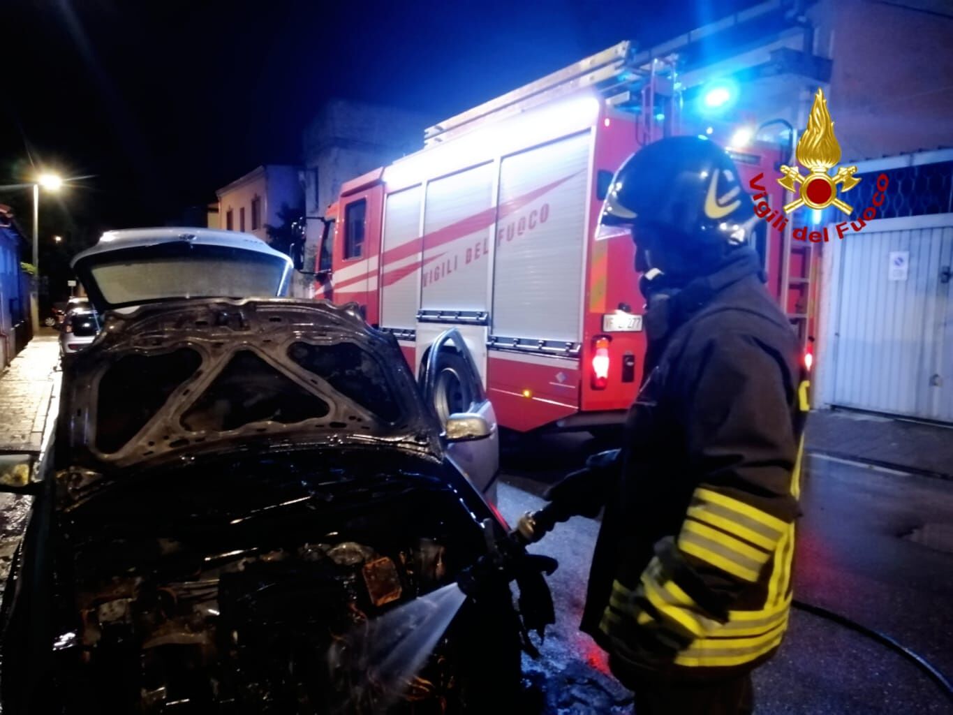 Auto in sosta in fiamme a Sarroch, intervengono i vigili del fuoco