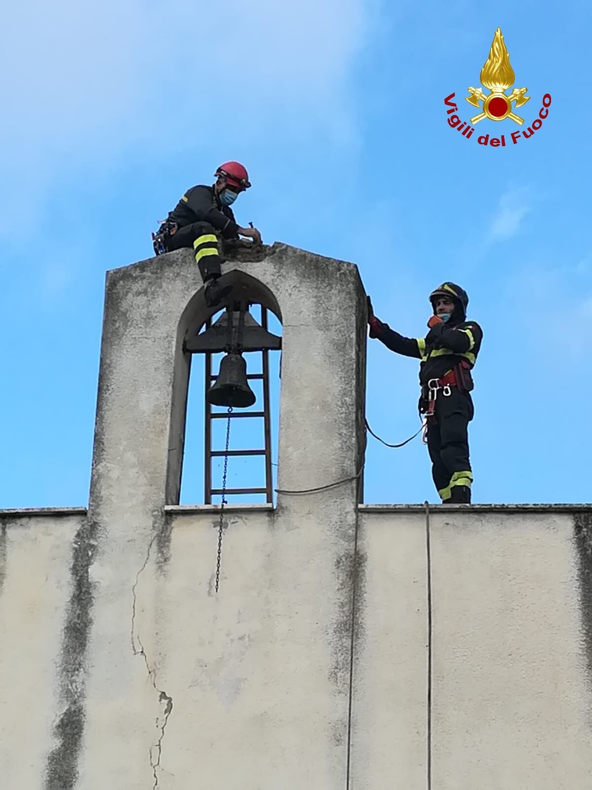 Suelli, la croce sulla parete della chiesa rischia di cadere: intervengono i vigili del fuoco