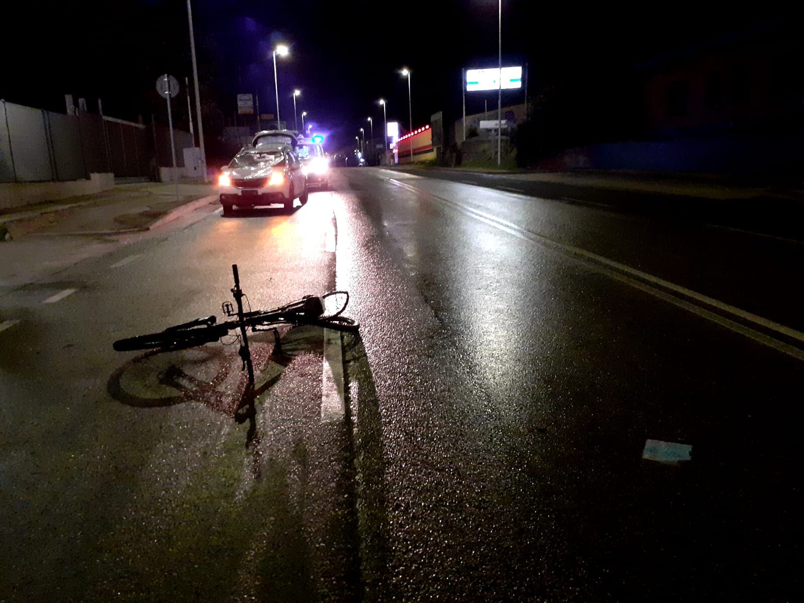 Viale Monastir, auto travolge una bicicletta nella notte: giovane ciclista in codice rosso