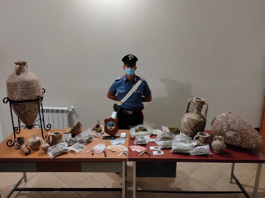 Cagliari, in casa droga e reperti archeologici: coppia di coniugi denunciata
