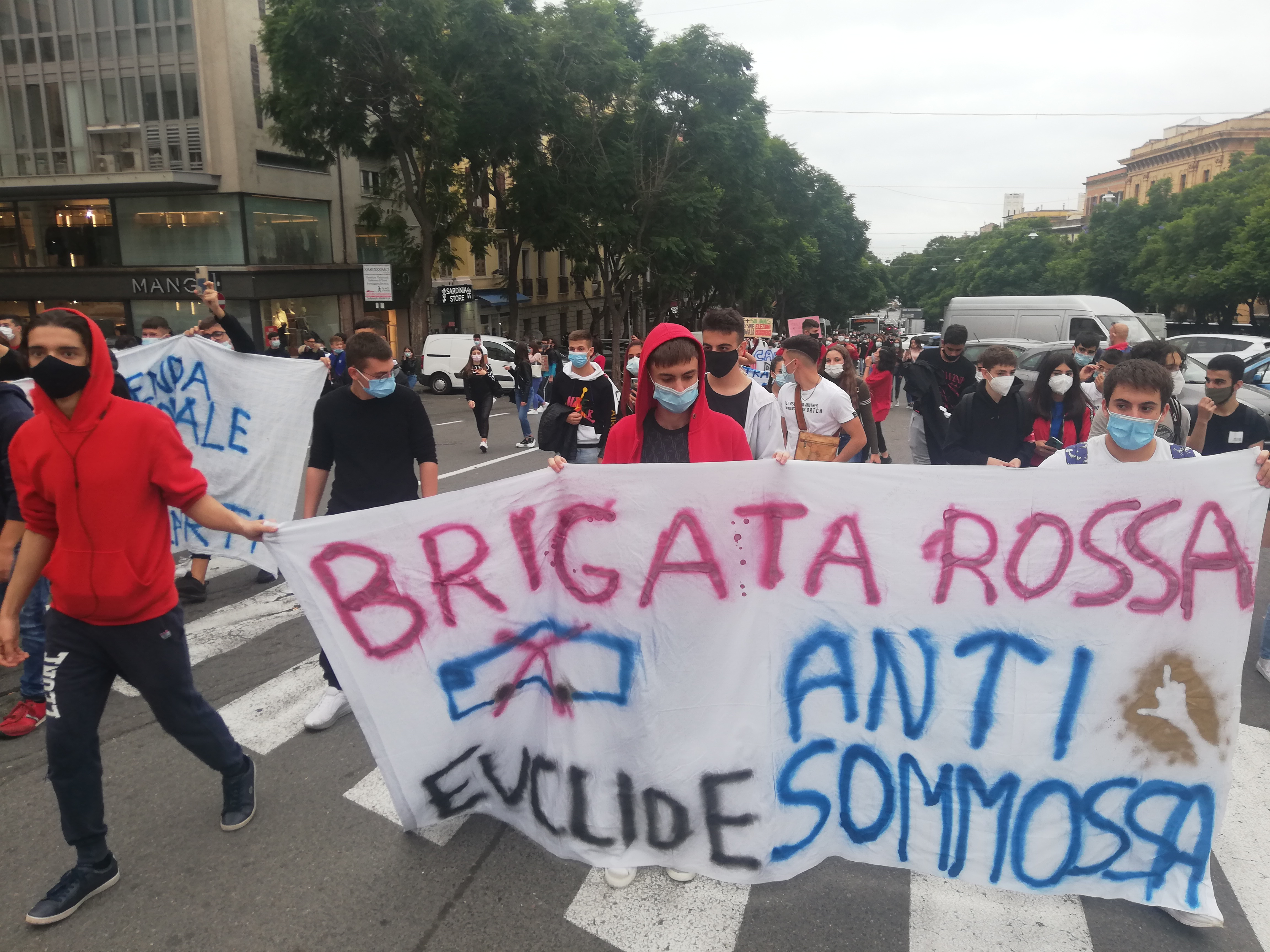 Cagliari, gli studenti infuriati bloccano i bus: “Viaggiamo stretti come sardine, abbiamo paura” 