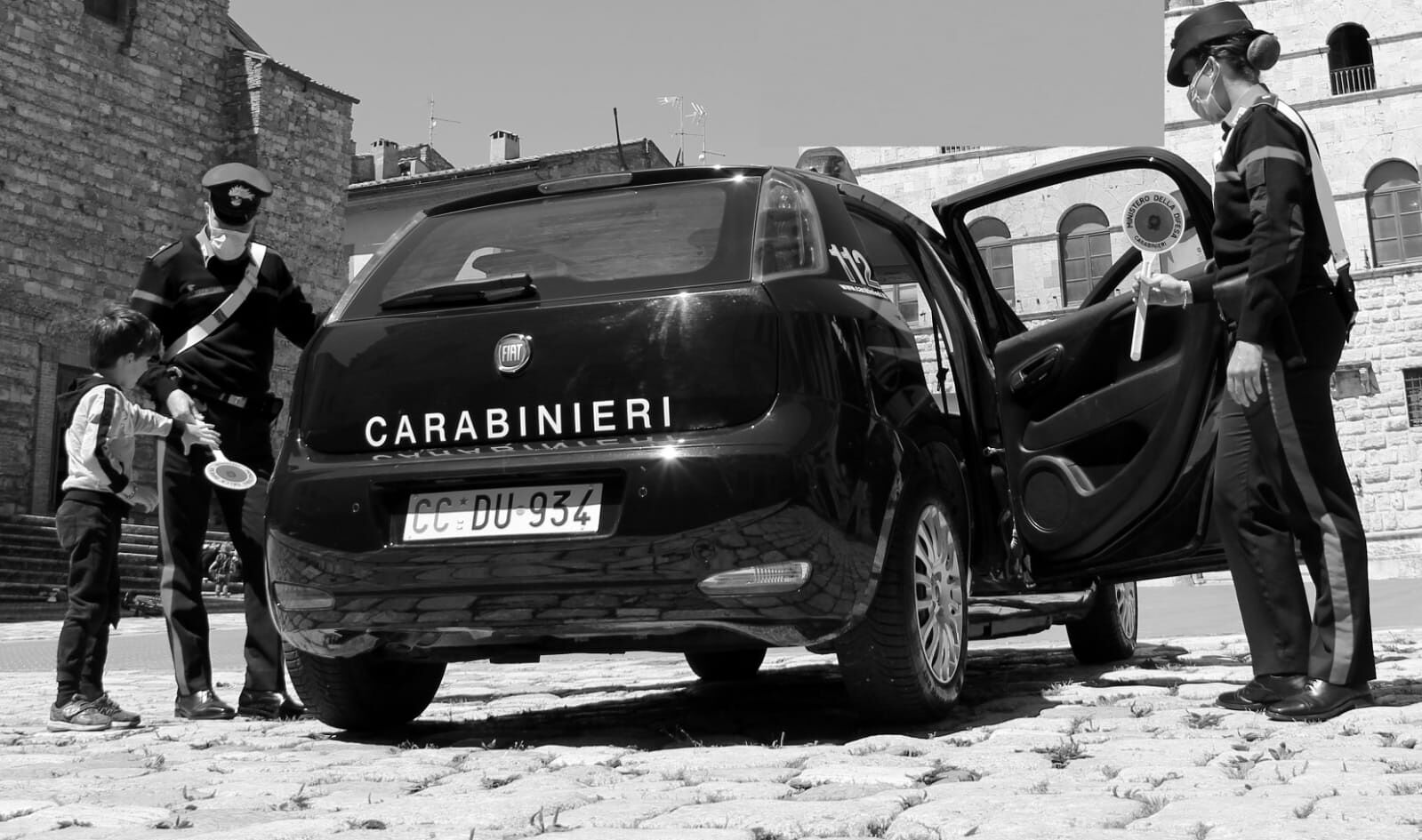 Attimi di paura a Pirri, trova la porta aperta ed esce di casa: bimbo di 3 anni soccorso dai carabinieri