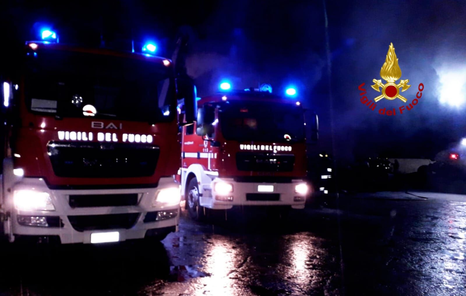 Decimomannu, fiamme in una ditta di demolizioni: notte di lavoro per i vigili del fuoco