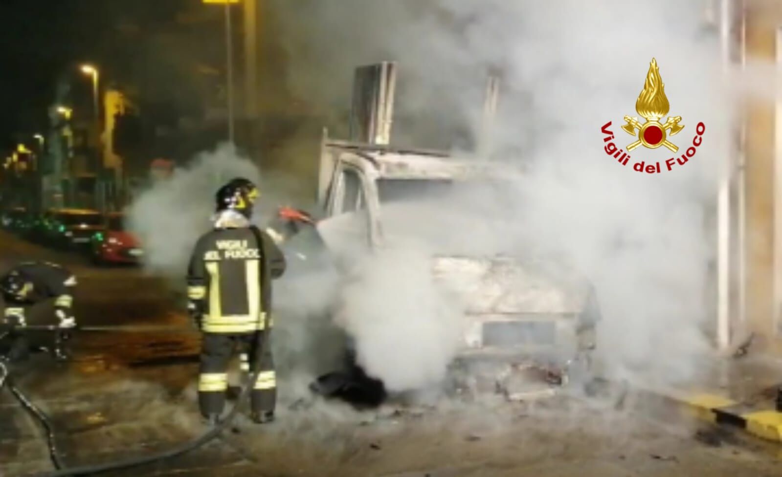 Paura a Quartu, autocarro prende fuoco: danneggiata una palazzina, residenti evacuati