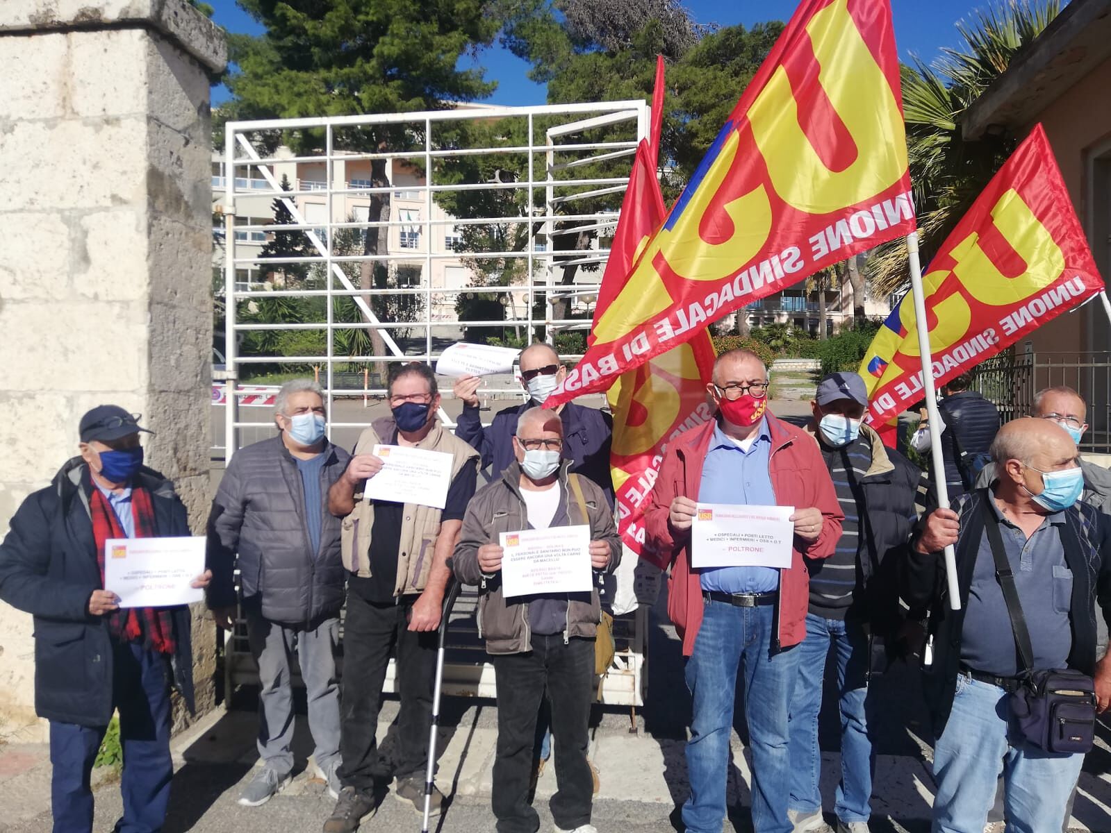 Cagliari, cittadini e pazienti protestano davanti al Binaghi: “Non c’è solo il Coronavirus”